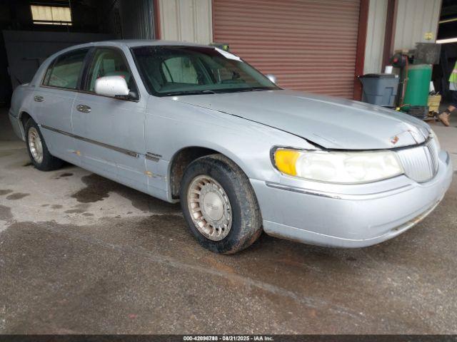  Salvage Lincoln Towncar