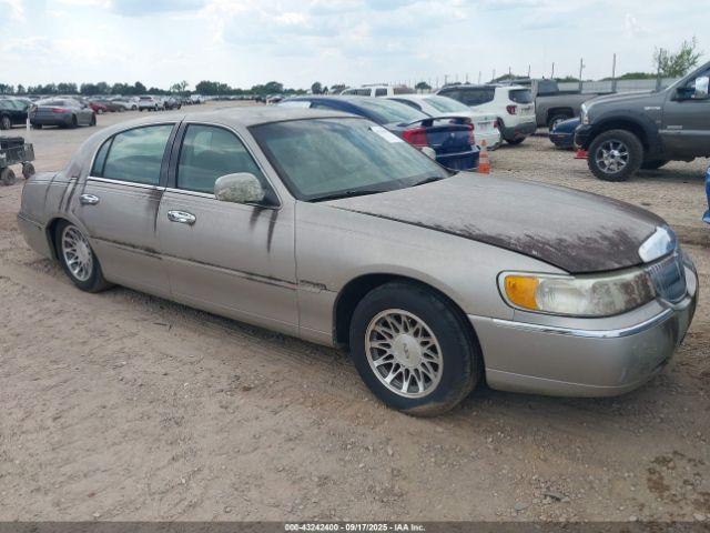  Salvage Lincoln Towncar