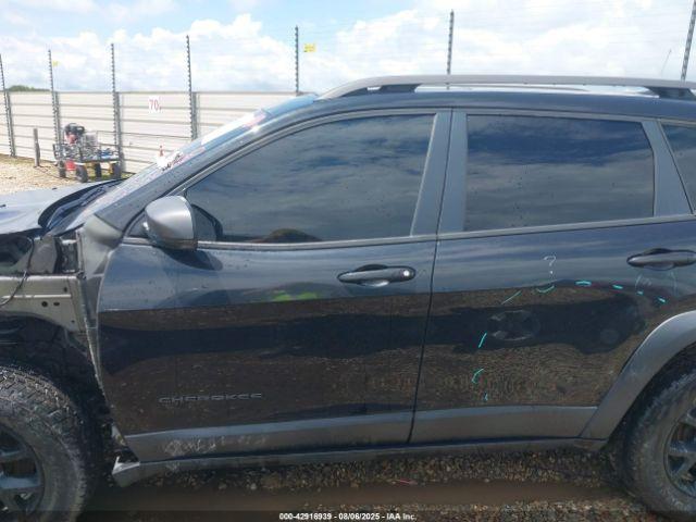 Jeep Cherokee Trailhawk Image 12