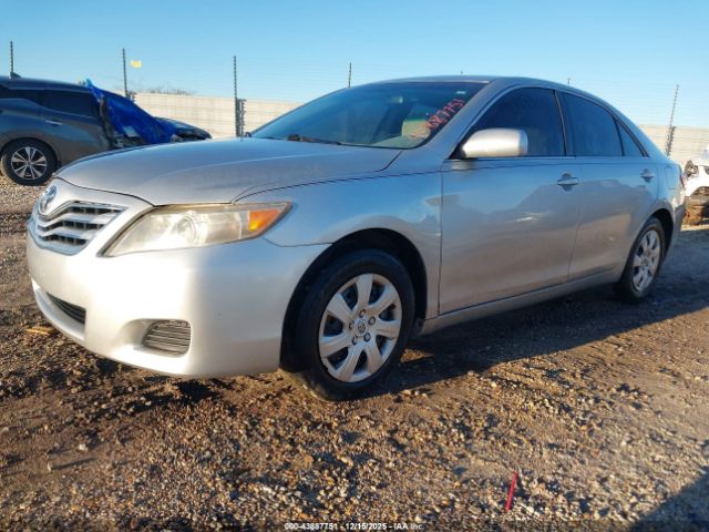 Toyota Camry Le Image 9