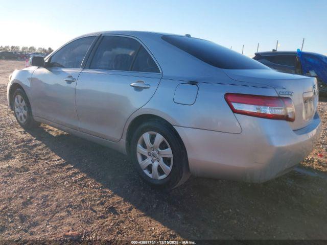 Toyota Camry Le Image 10