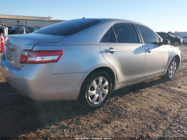 Toyota Camry Le Image 3
