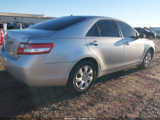 Toyota Camry Le Image 3