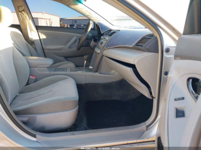 Toyota Camry Le Image 5