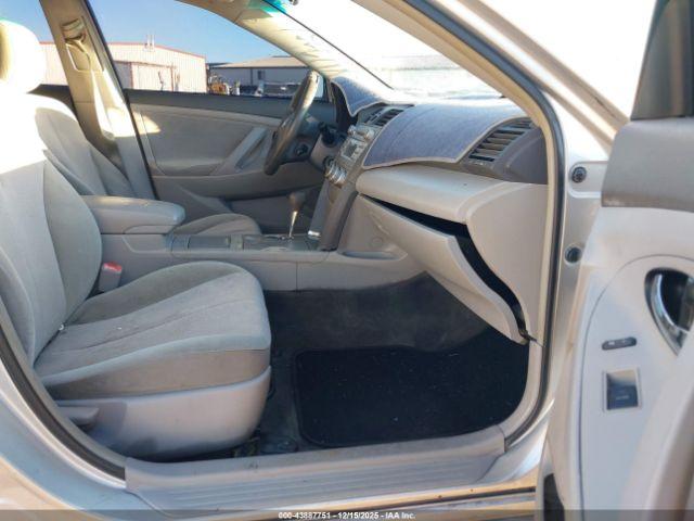 Toyota Camry Le Image 5