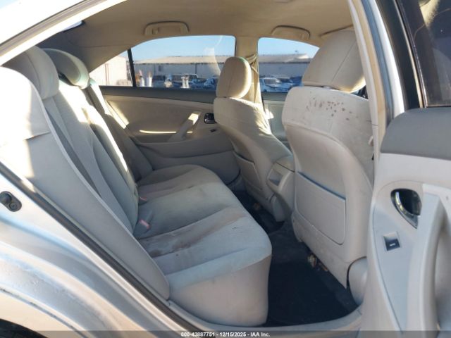 Toyota Camry Le Image 7