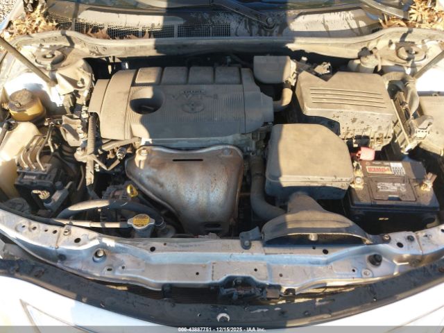 Toyota Camry Le Image 11