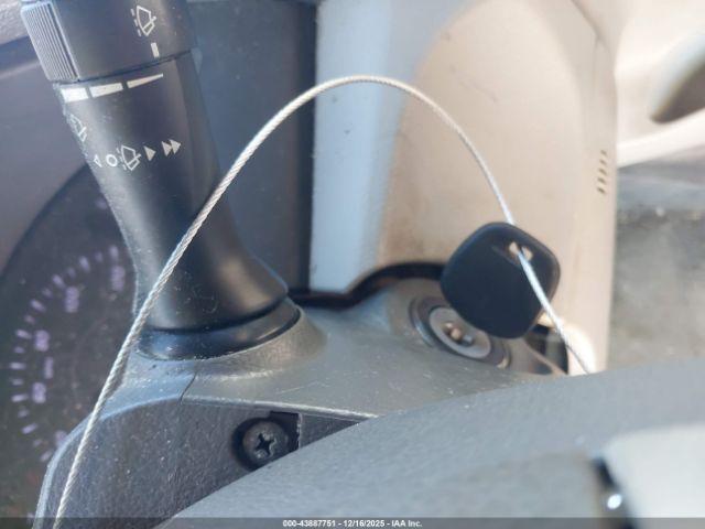 Toyota Camry Le Image 6